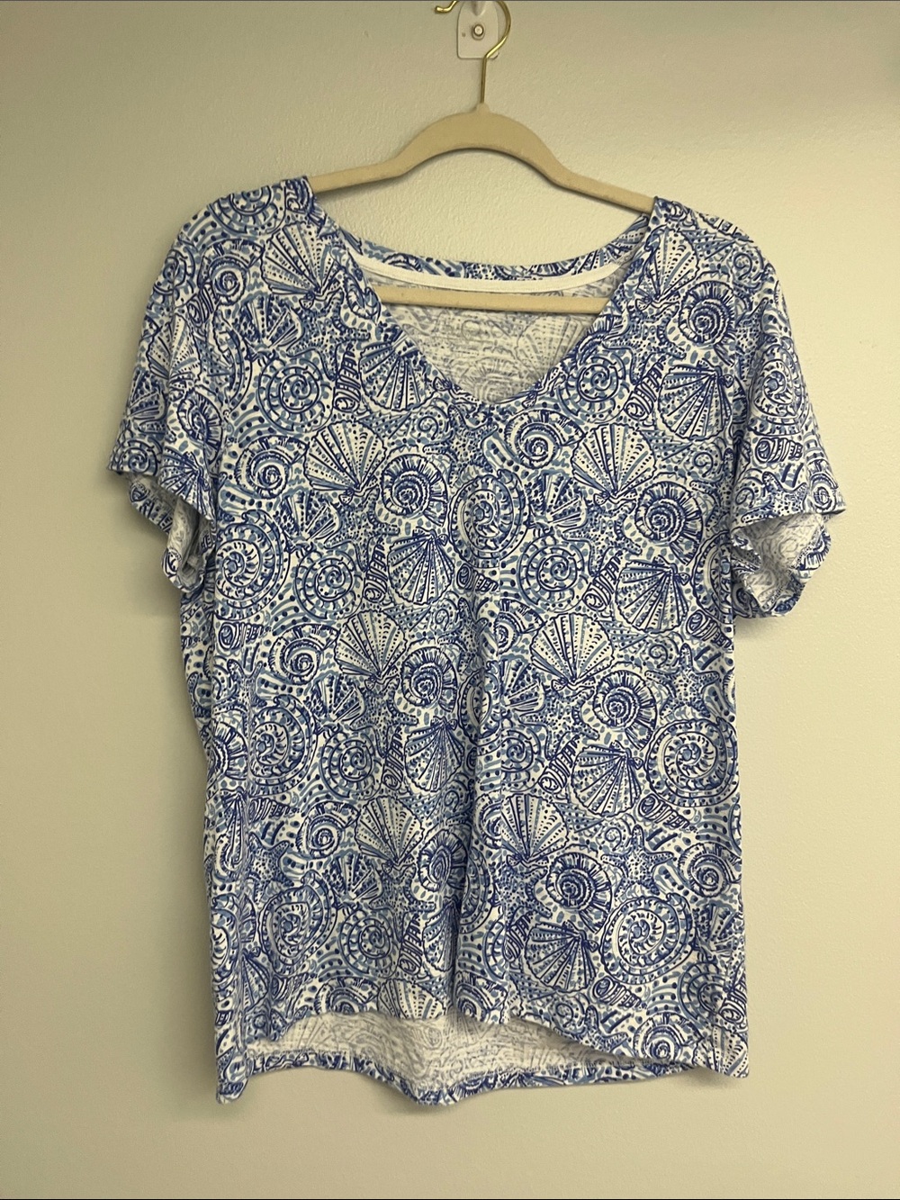 Talbots Blue & White V-Neck Shell-Print Short Sleeve Tee